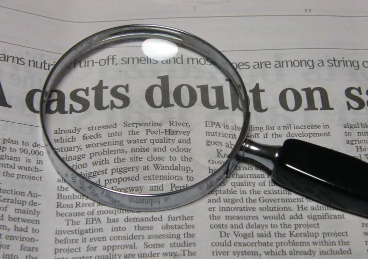 Loupe sur une manchette de journal — mise au point sur le détail